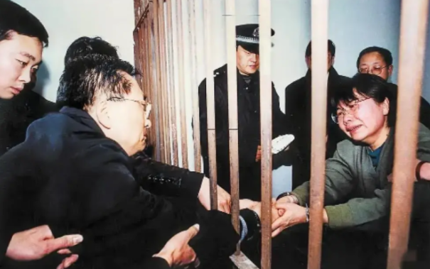 沈阳市原副市长马向东:被执行死刑过程曝光,与发妻难舍难分