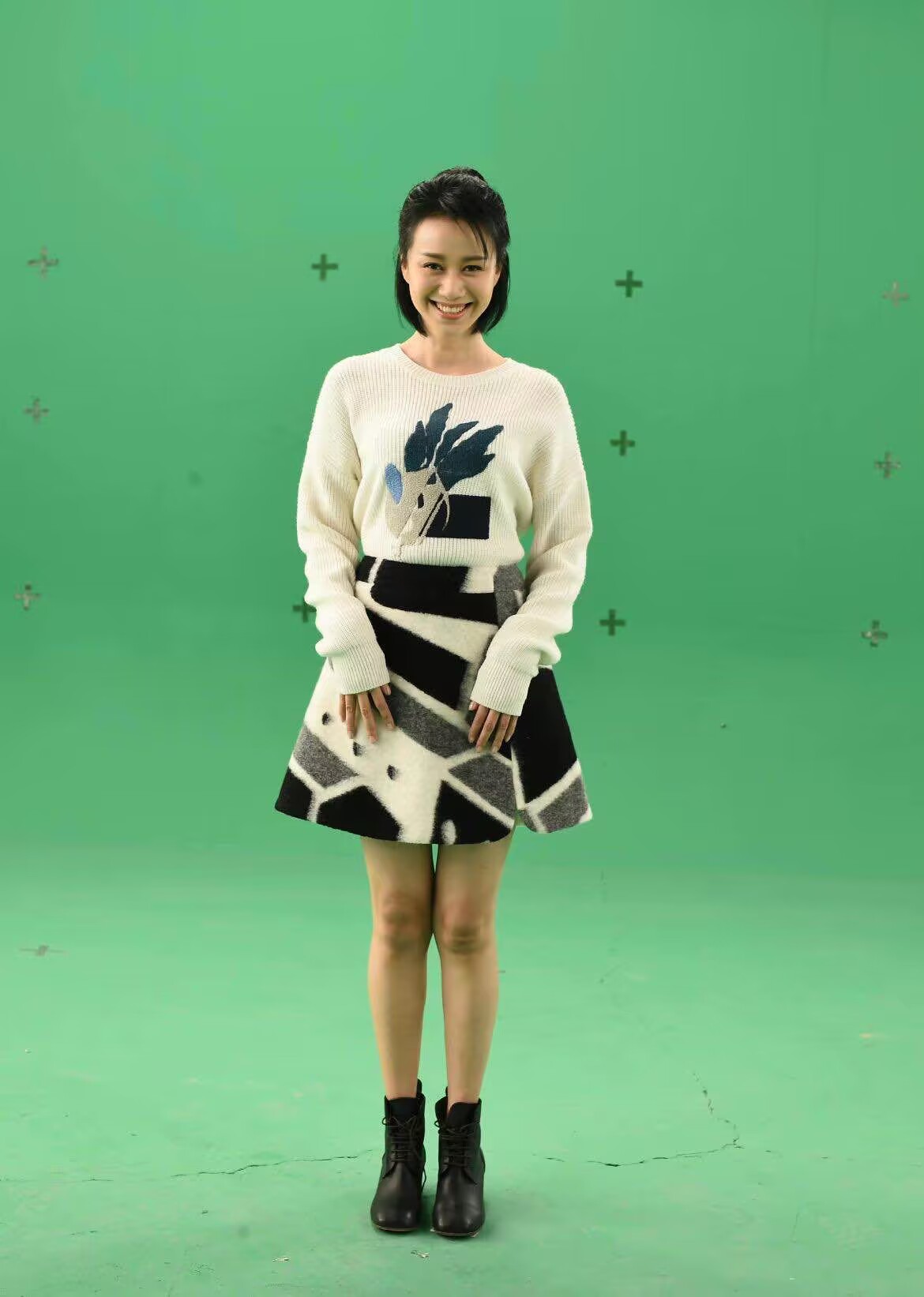 倪虹洁越来越"少女"了,毛衣配短裙时髦新潮,真显年轻