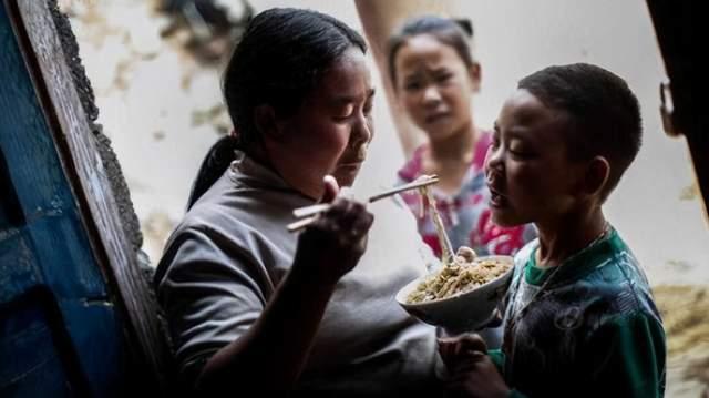 父母拆迁款300万全给儿子,对女儿毫不关心,6年后登门张口就要钱