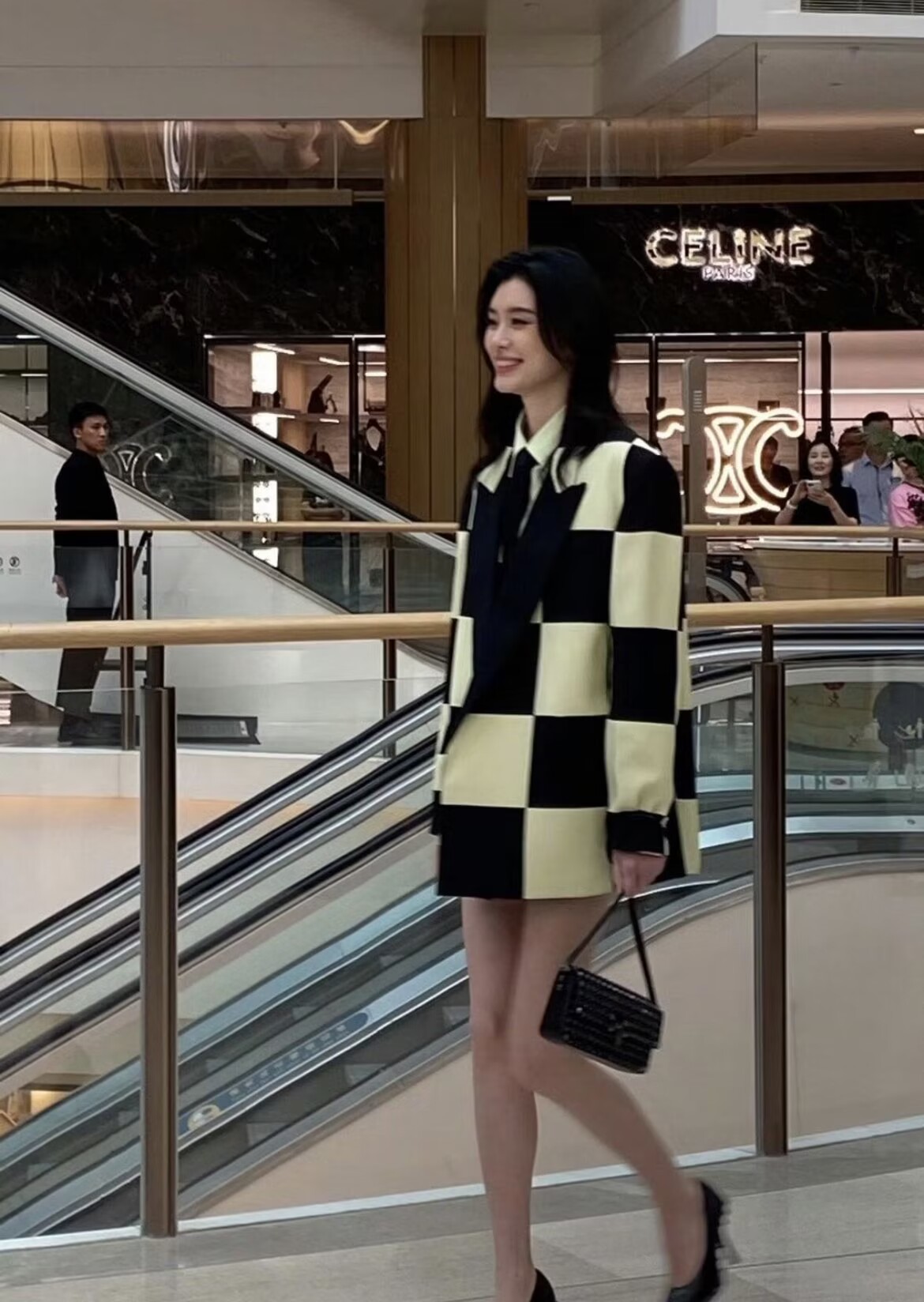 奚梦瑶这腿是真实存在的吗?把西装当裙子穿,利落又显腿长