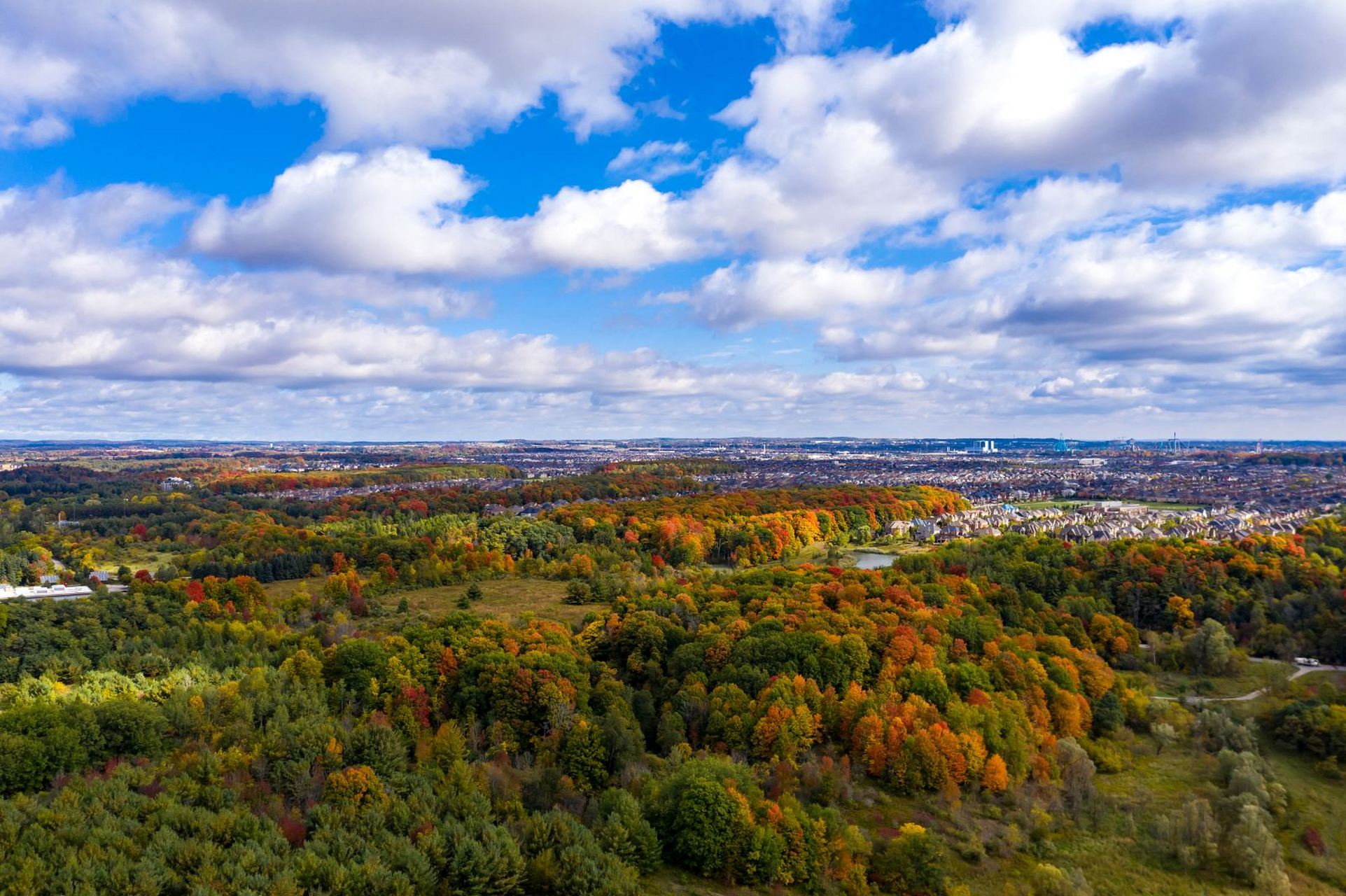 宾县二龙山旅游风景区位于河北省,是一个自然风光和人文景观相结合的
