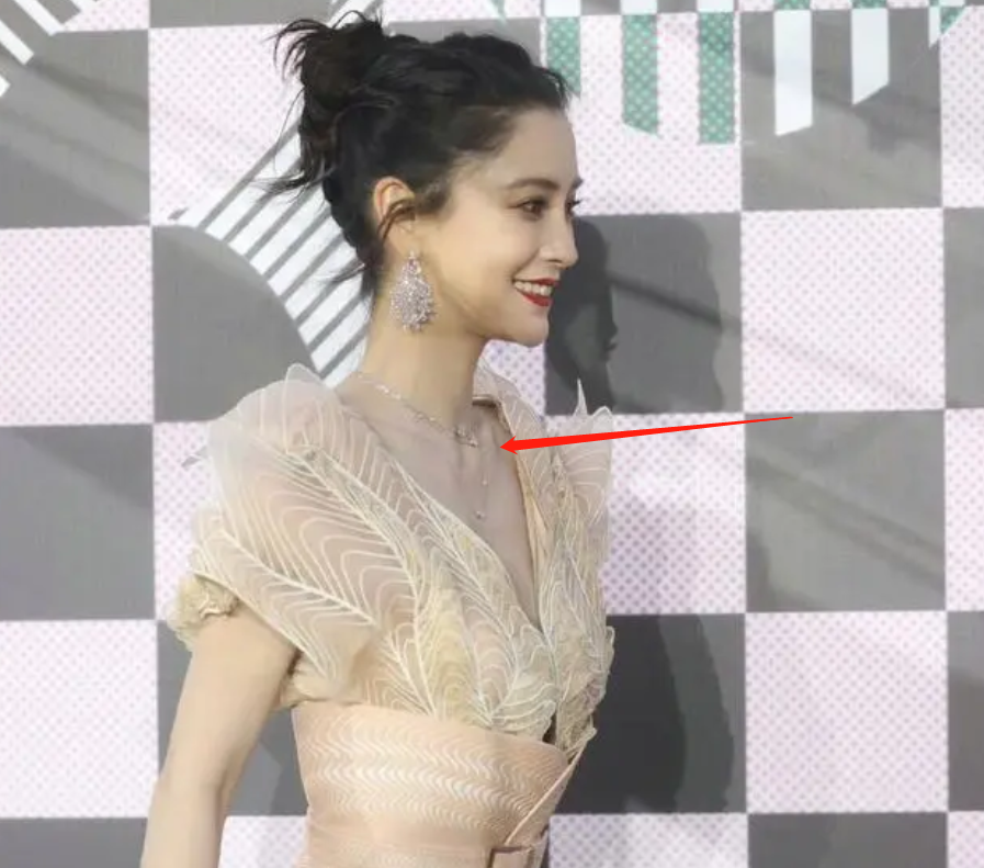 穿衣自由不是色情!34岁杨颖穿白色泳装,肋骨突出胯骨外翻不自知