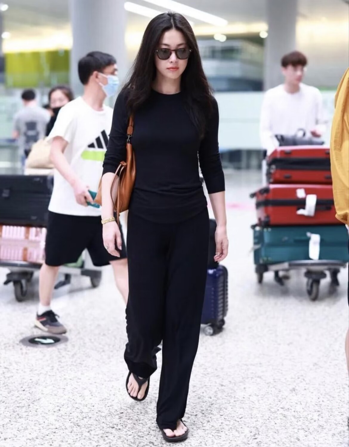 朱珠现身机场,穿搭时髦仿佛走路都"带风",真不像娃儿妈