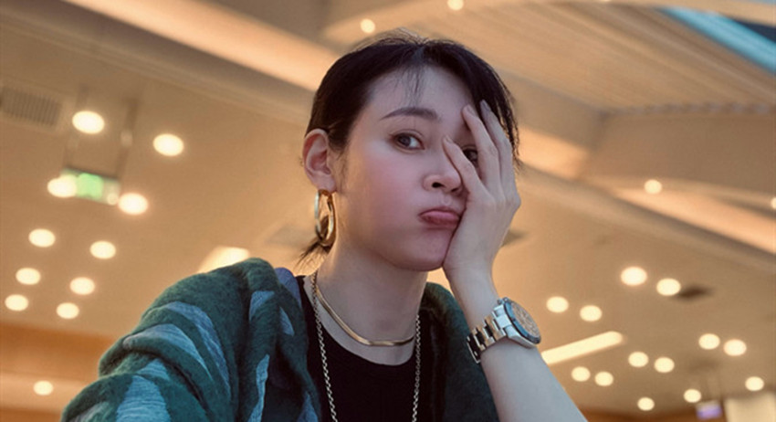 于明加机场候机,戴大金链喝咖啡满脸忧愁,3月不回家直言太想念