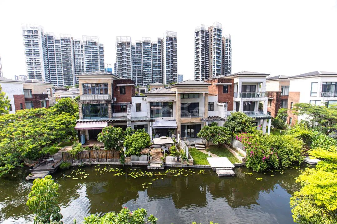 珠海四层别墅,西柏思打造楼梯中间小型的观光电梯