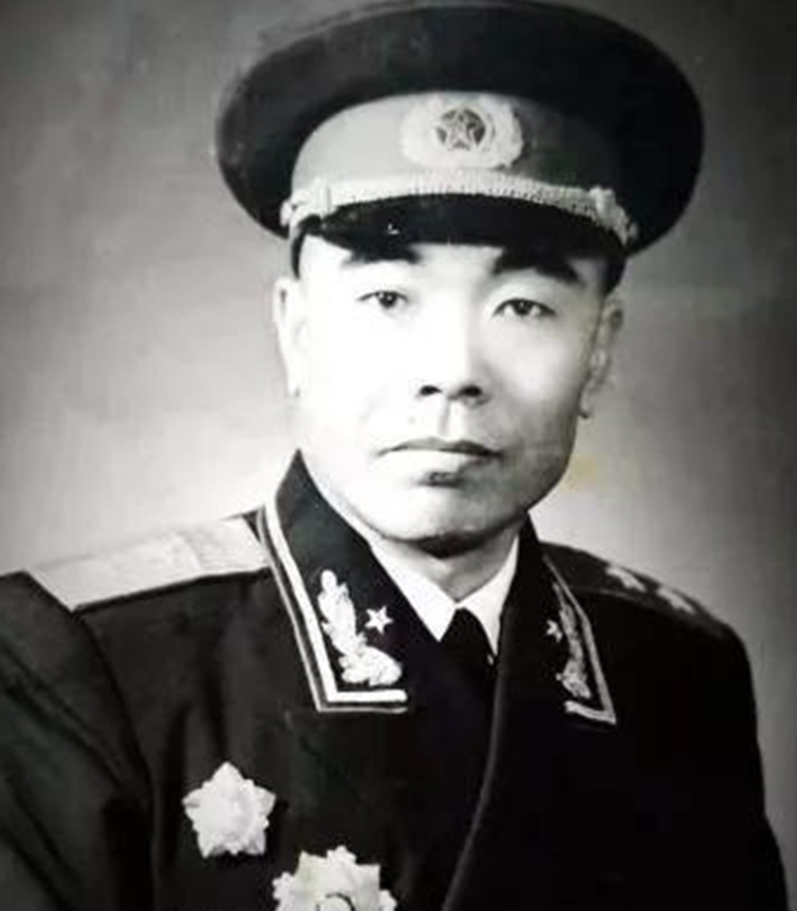 我軍和平解放長春,在鄭洞國指揮部,驚奇地發現兩頭奶牛