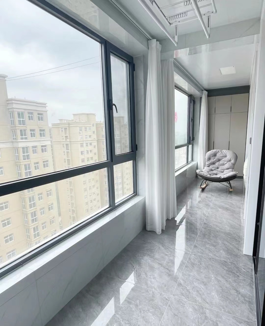 卧室阳台与客厅阳台直通怎么装修?