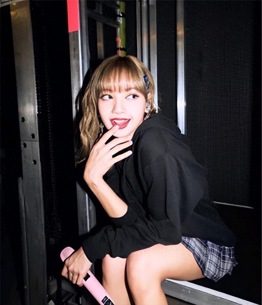 lisa公开"疯马秀"演出照,用串珠遮体,厚实的红嘴唇很抢镜