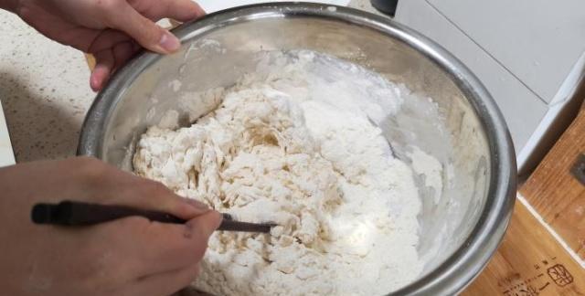 蒸馒头时,"冷水上锅"和"开水蒸"差别很大,弄懂再蒸不吃亏