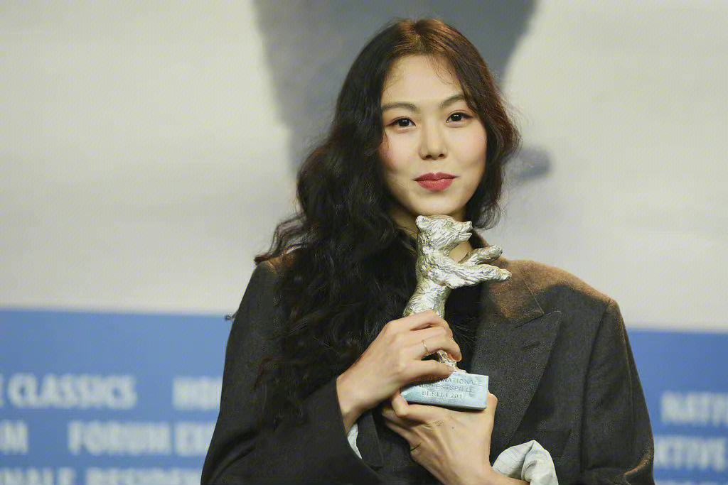 金敏喜的lemaire穿搭让人惊艳,简约中不失高级感!