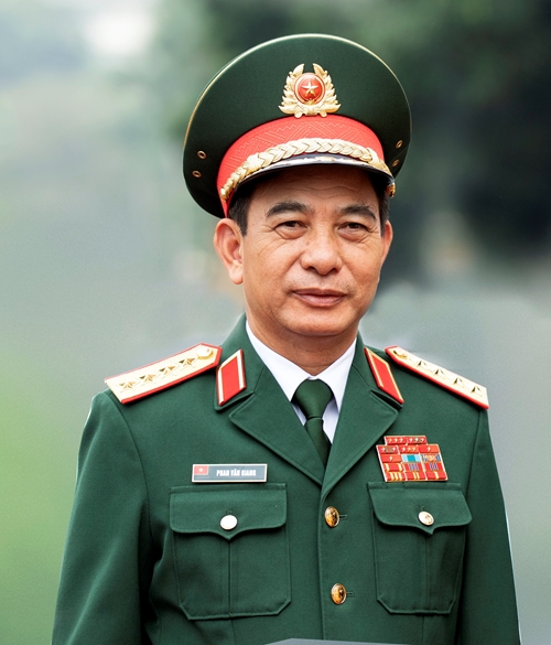 越南国防部长潘文江,大将军衔,一身红红的勋表都代表了什么?