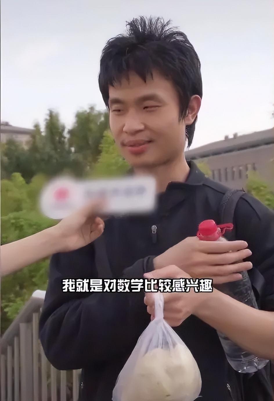 网友街边偶遇韦神回老家,手中换新物件,与之前气质有些不同