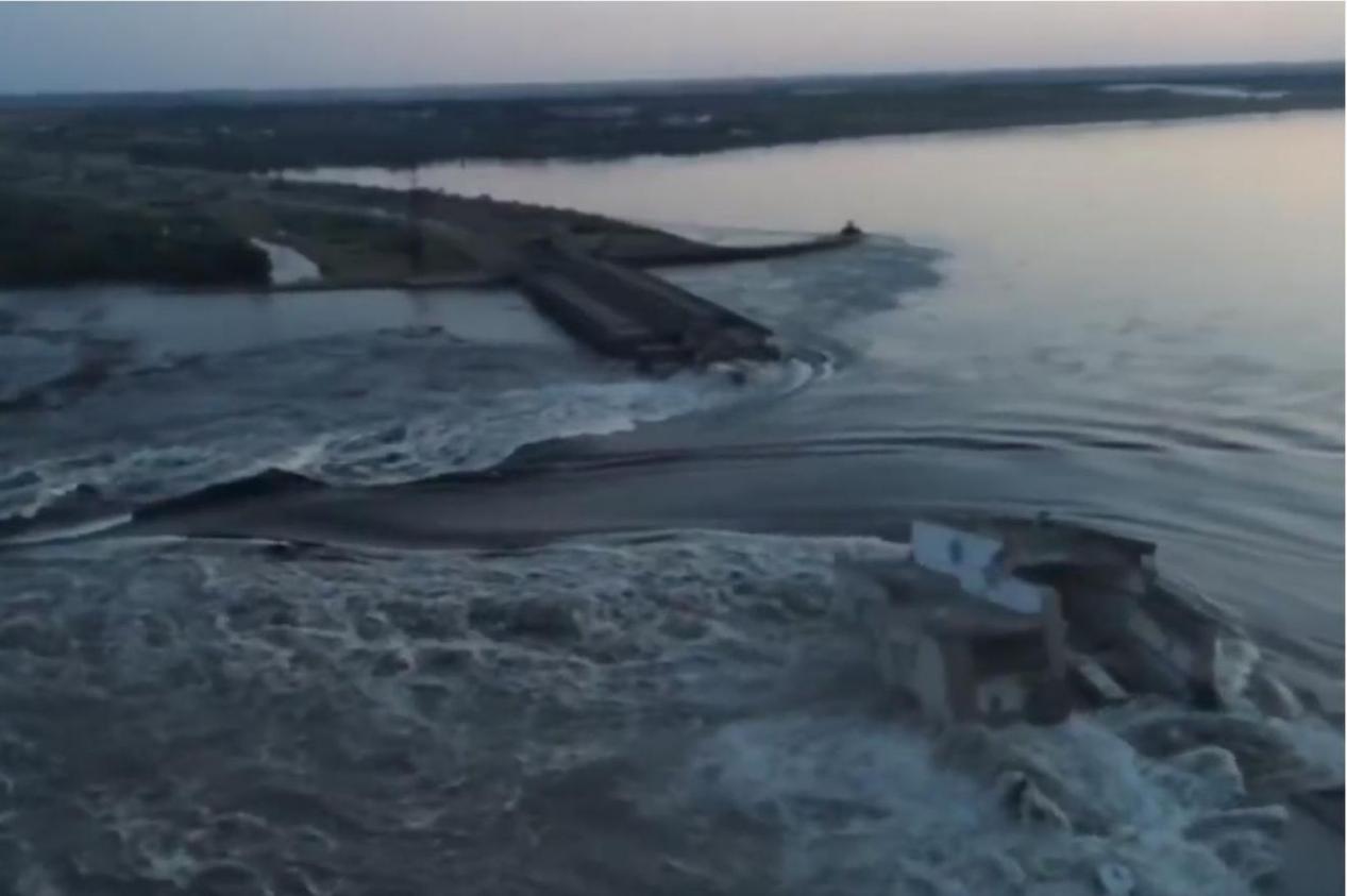 乌克兰"花园口"决堤,大洪水冲向俄军,扎波罗热核电站危险了