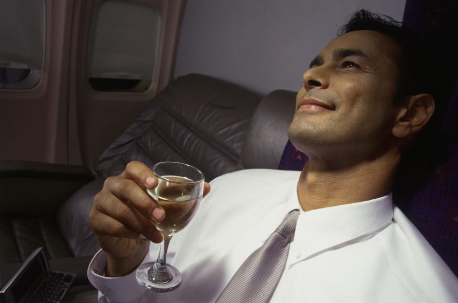 一个男人最好的状态是:抄得起啤酒瓶,也端得起白酒杯,快活人生