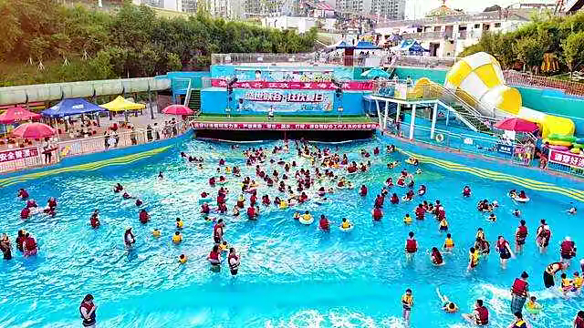 大庆一水上乐园挤满戴泳圈游客,景区限流,卫生局:常做水质检测