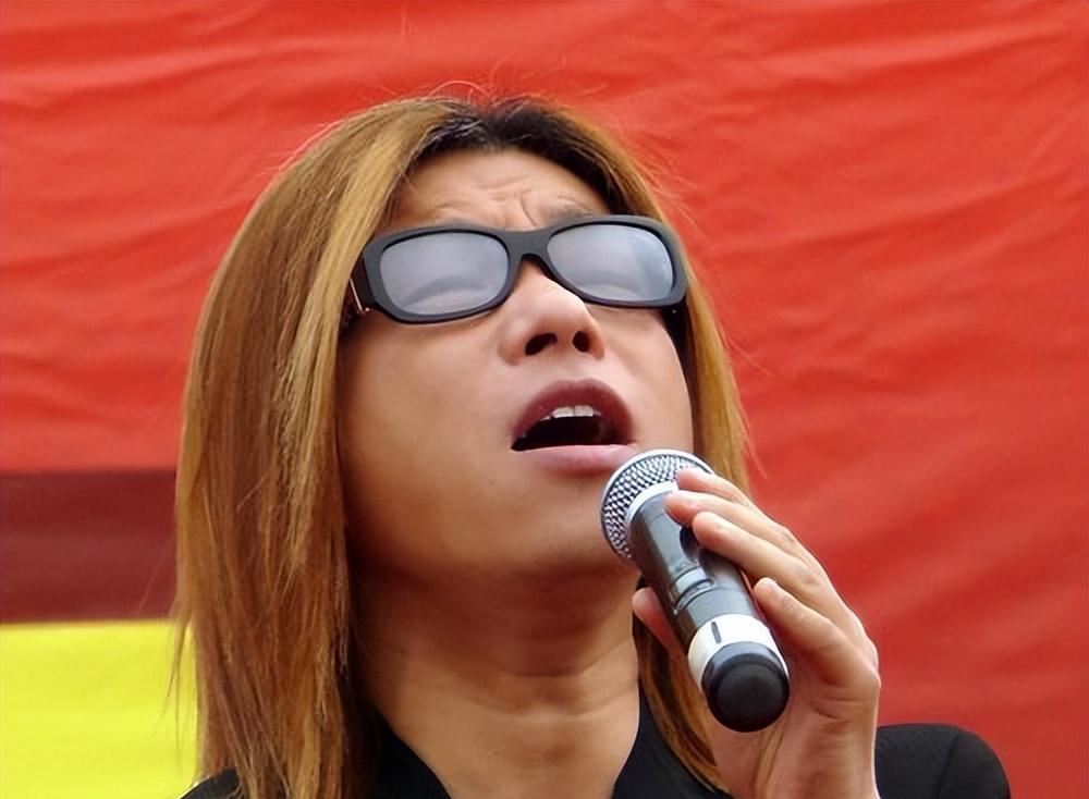 歌手郭峰:父亲家暴早逝,他托起了母亲的晚年,61岁仍孤身一人