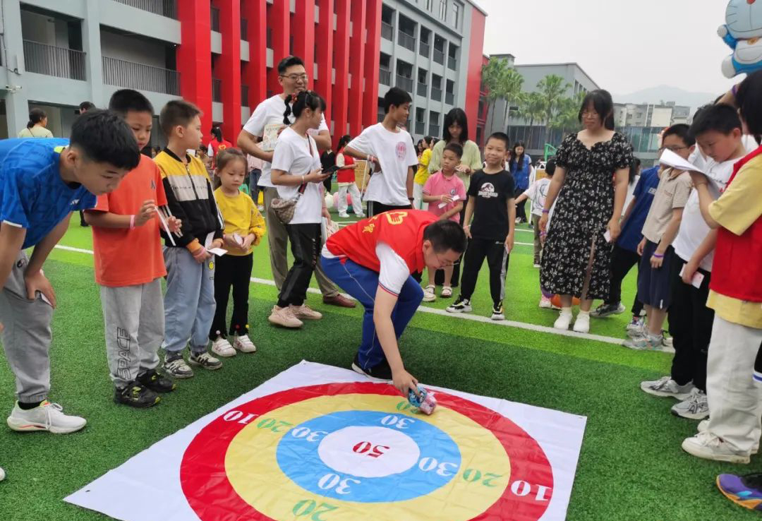 重庆工贸技师学院青年志愿者参加白市驿镇六一儿童节活动