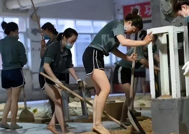 茅台女员工赤脚工作被拍,照片引发网友热议,网友:这酒还能喝吗