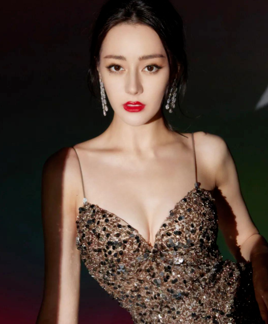 迪丽热巴深v"绝"世,饱满身材引发舆论风波!网友:亮瞎我狗眼!