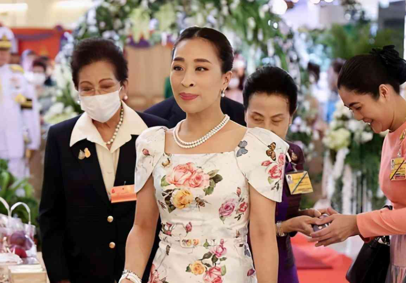 泰王夫婦亮相!穿定製西服不如aon王子霸氣,王后勉強擠出笑容