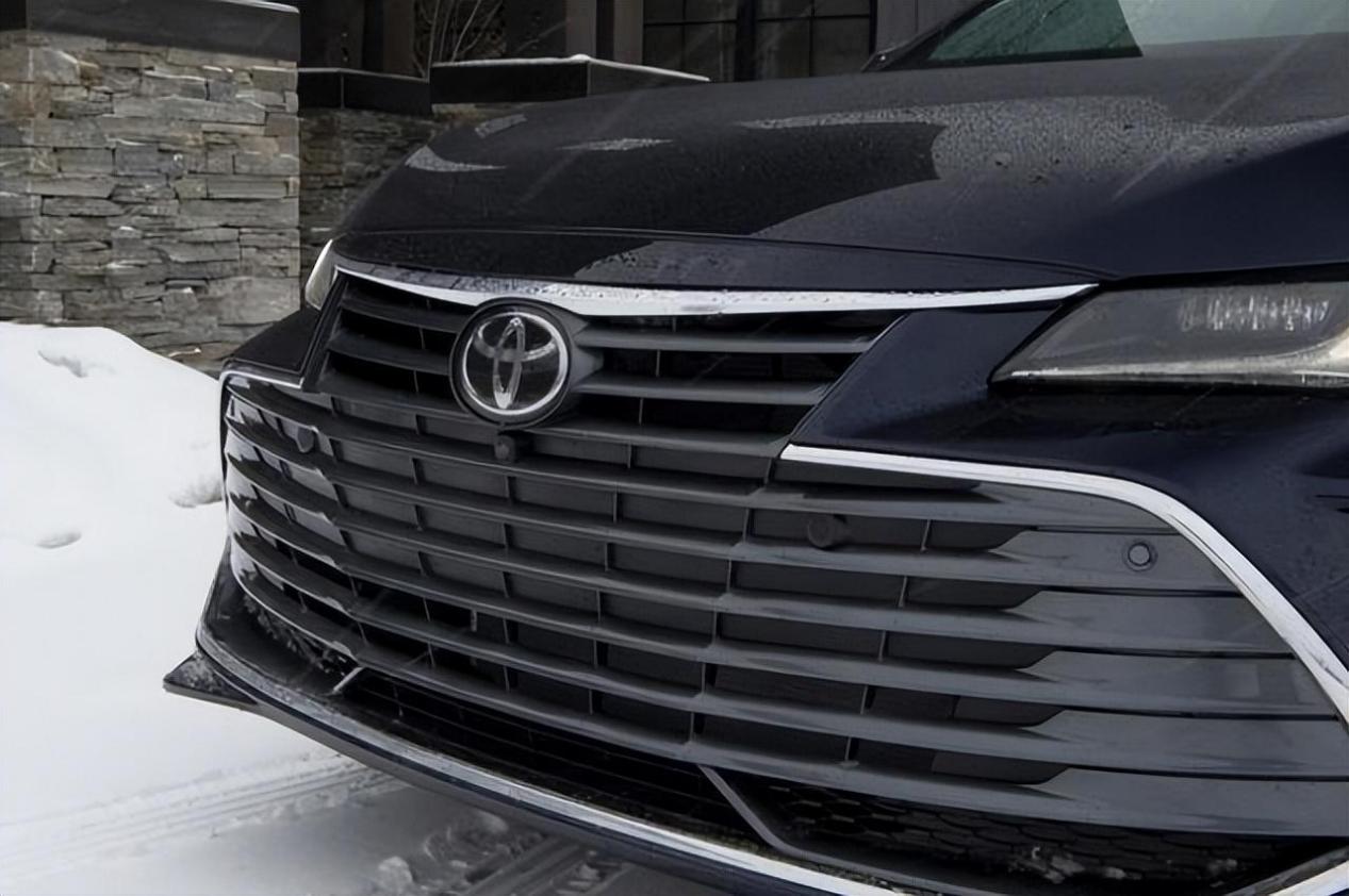 全新丰田亚洲龙xle亮相,搭载3.5l v6发动机,售价约26万元人民币