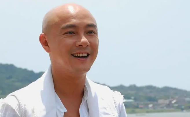 跟谢霆锋暴打"小白龙"后,张卫健隐退娱乐圈,如今他怎么样了?