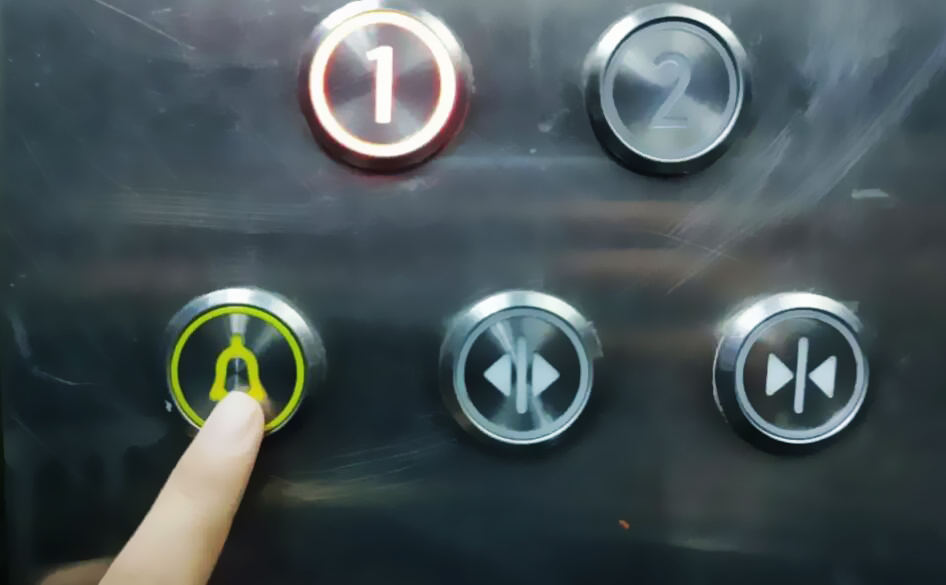 电梯紧急按钮无响应致乘客被困7小时,物业公司被罚10万!