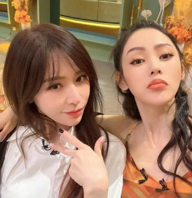 张俪综艺节目跳舞好像刚装上四肢 身穿一袭抹胸黑裙拍广告气质好