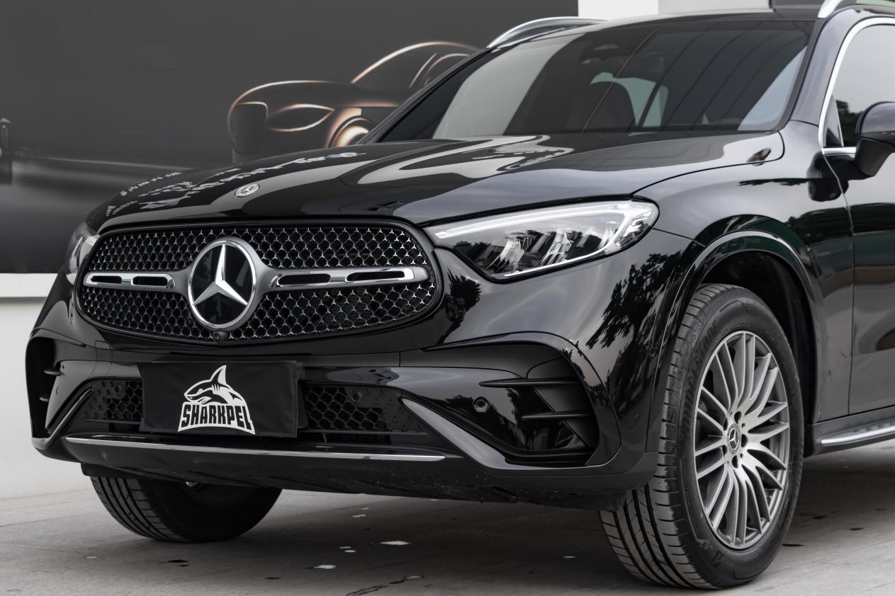 奔驰glc 300l贴隐形车衣,黑得纯粹,亮得闪耀!