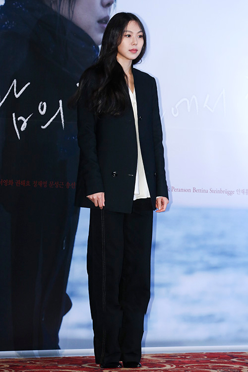 金敏喜的lemaire穿搭让人惊艳,简约中不失高级感!