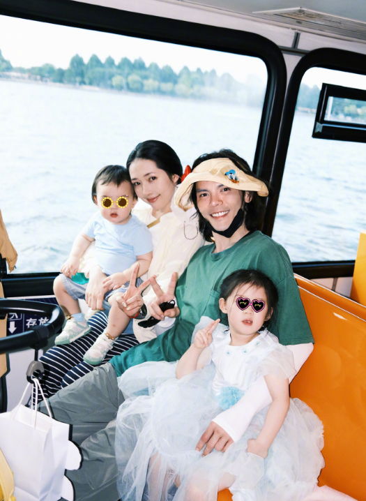 向佐一家杭州游,腹肌惹眼,郭碧婷身材发福,泳池不摘口罩