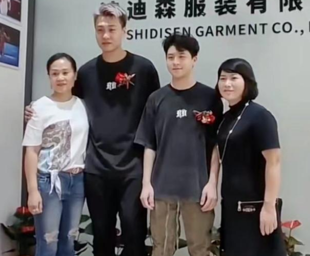 赵睿妈妈罕见现身!儿子续约广东宏远后,如今见证赵睿第3次创业