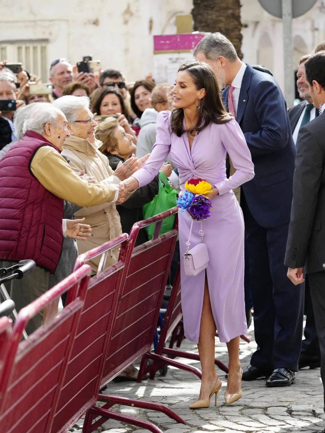 48岁西班牙王妃亲身示范:裙穿长,衣合身,裤宽松,优雅又时髦