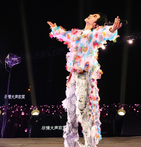 华晨宇演唱会翻车,11人中暑晕倒,他却为"法师"称号洋洋得意