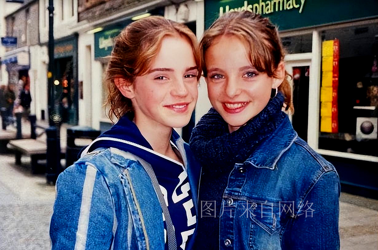 33岁艾玛·沃特森罕见地穿连体泳衣,展示曲线,皮肤在阳光下发光