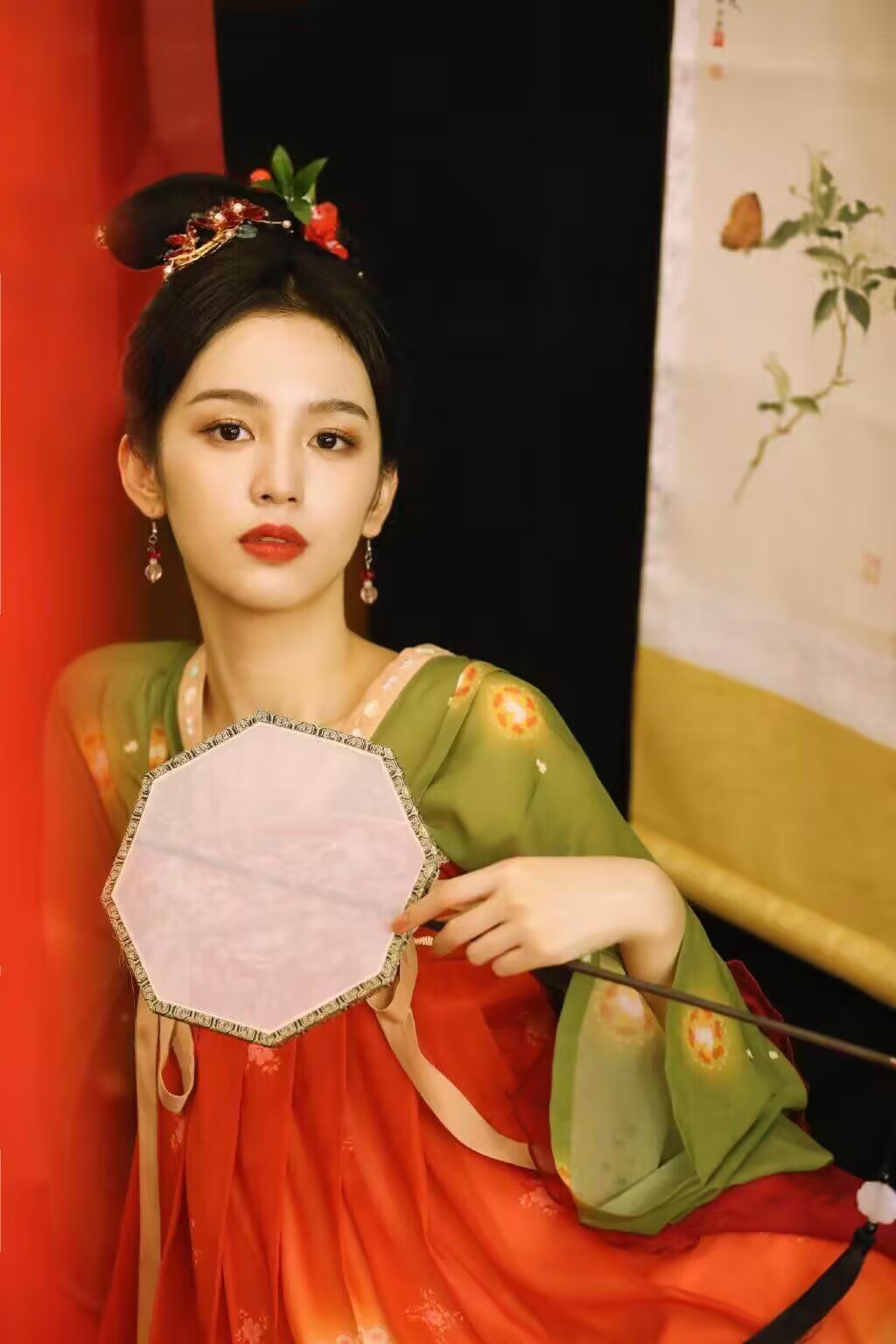 周也颜值没得挑,显老又土气的"红配绿"汉服,也能轻松驾驭