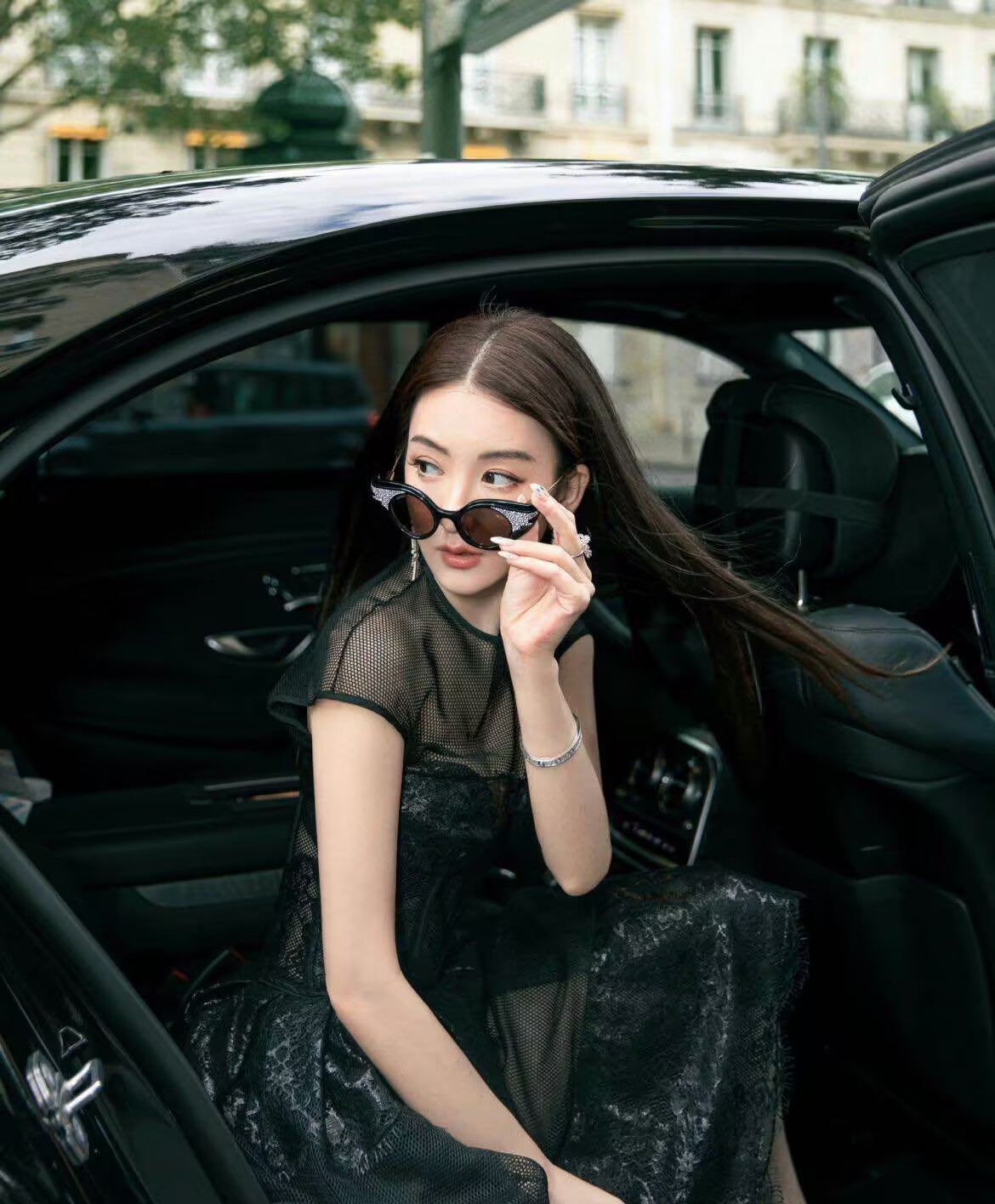 方媛美到巴黎,穿搭简约也抢尽风头,给郭富城"长脸"了