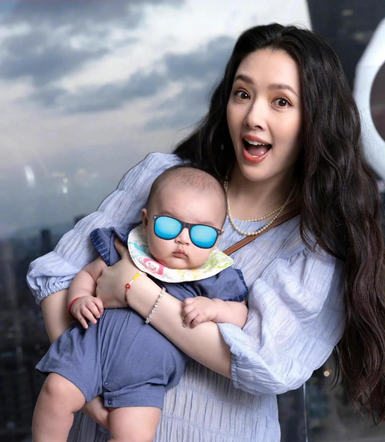 豪门向家被遗忘的孩子向佑:郭碧婷女儿生日宴不参加,大合照没他