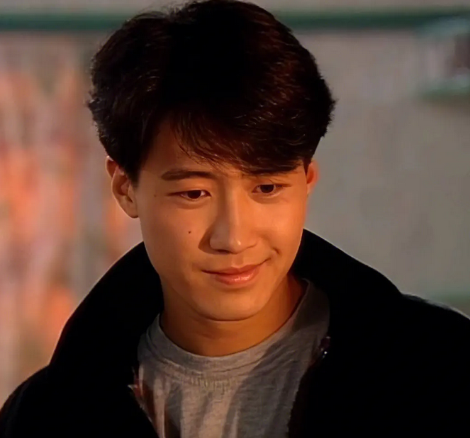 57岁黎明素颜近距离怼脸拍视频:皮肤白净状态佳,手指修长好抢眼