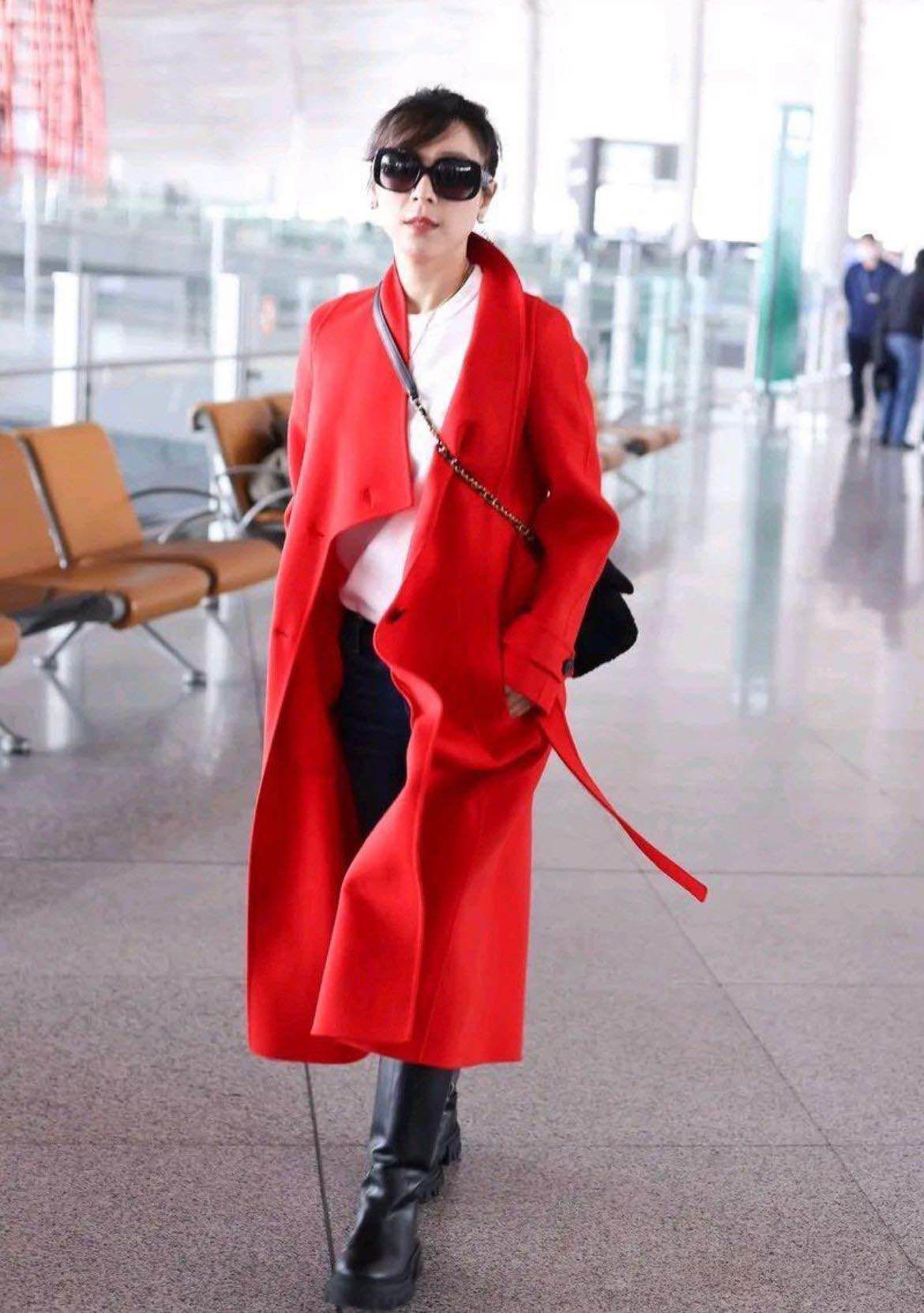 张静初还是这么美,把牛仔裤塞靴子里,仿佛走路都带风!