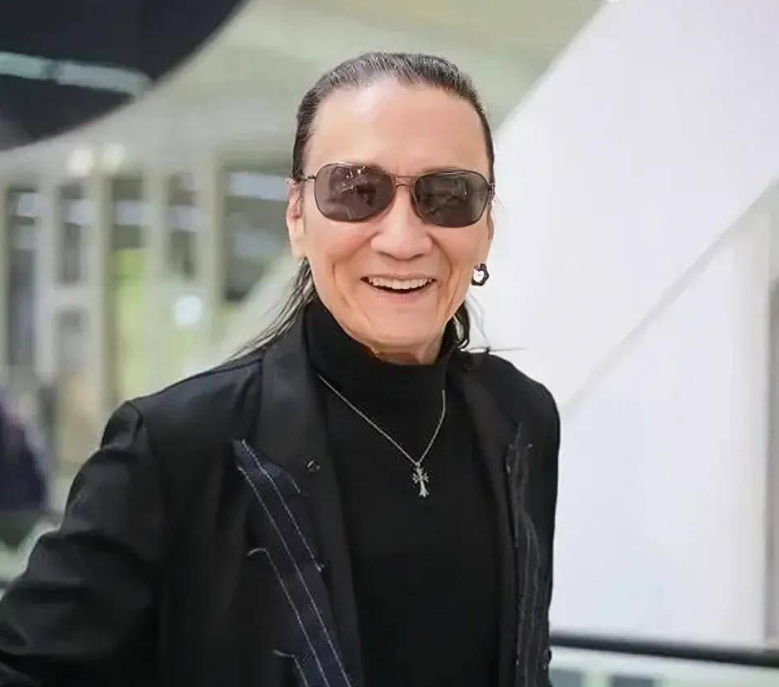 86岁谢贤与郑少秋同框,皮衣紧身裤显精神,后者76岁老态尽显