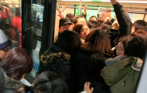 案例 北京女子地铁插队被打伤,起诉打人者索赔10000元,法院判了