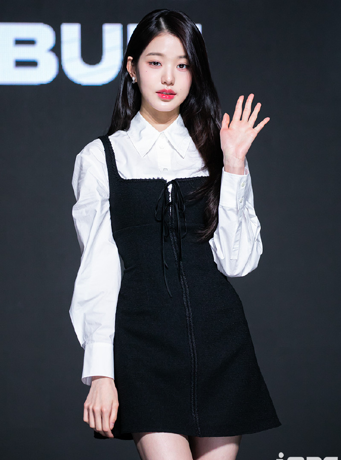 看了张元英的活动生图,网友直言:我再也不相信什么"水光肌"了