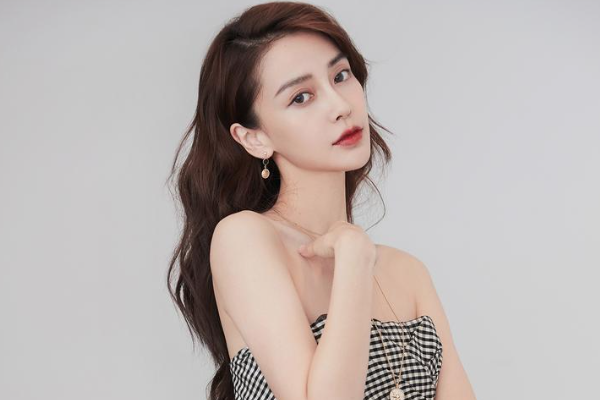 杨晒与当红明星照片,专为四字修图,引发讨好质疑