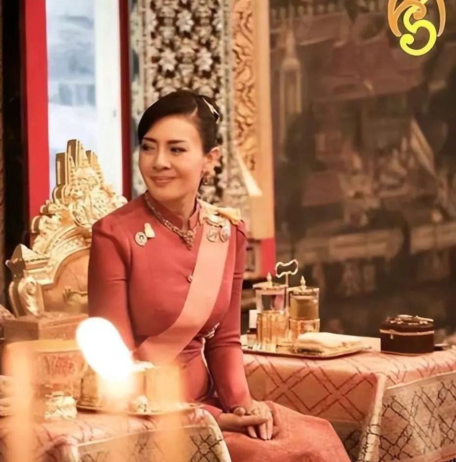 泰国绝色王妃西拉米:因与狗同食被流放,51岁仍艳压群芳