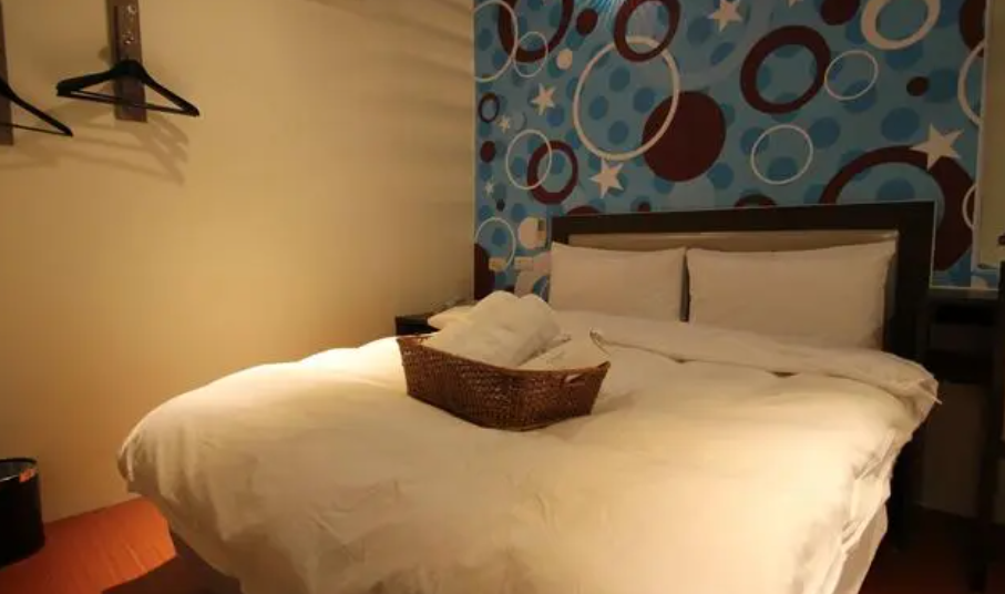 为什么有些酒店,宾馆房间的床上要放4个枕头呢?