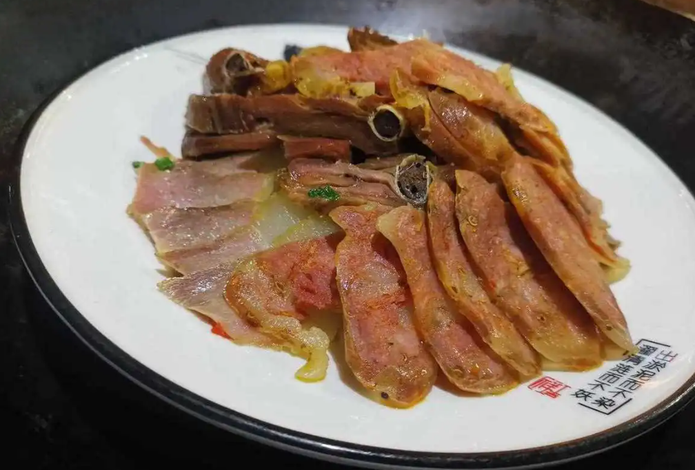 湘菜美食:鲜香又美味!腊味合蒸背后有哪些令人惊喜的小秘密?