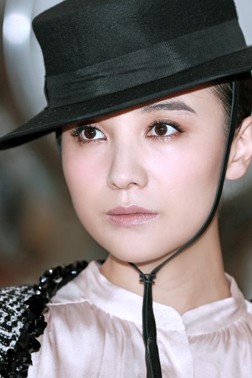 时光无情,人生无常:宋佳42岁,"无人敢娶"成笑柄?