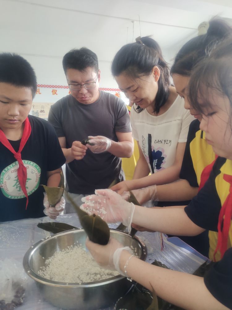 "粽"情端午,乐享安康——塔哈镇中心学校开展迎端午系列活动