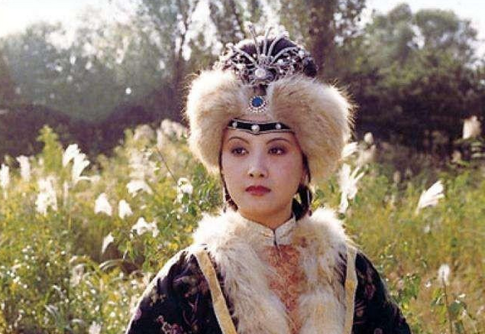 邓婕在87版《红楼梦》中饰演王熙凤一角而备受赞誉,但她的个人条件并